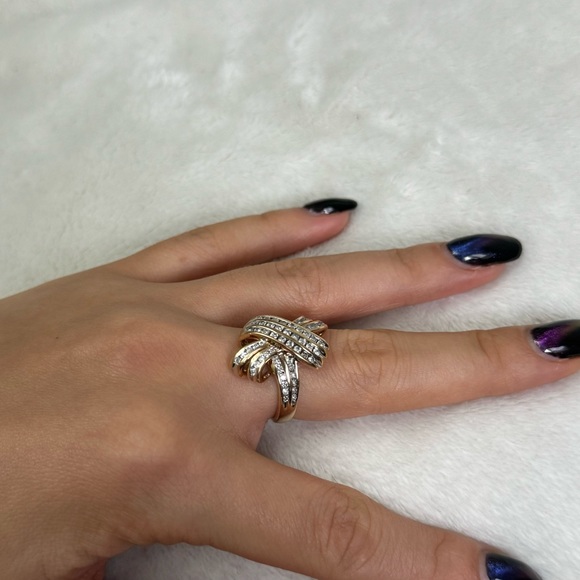 10k gold diamond ring. Gorgeous and heavy - Picture 4 of 5